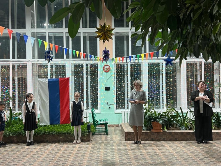 Традиционная торжественная линейка, посвященная поднятию флага РФ.